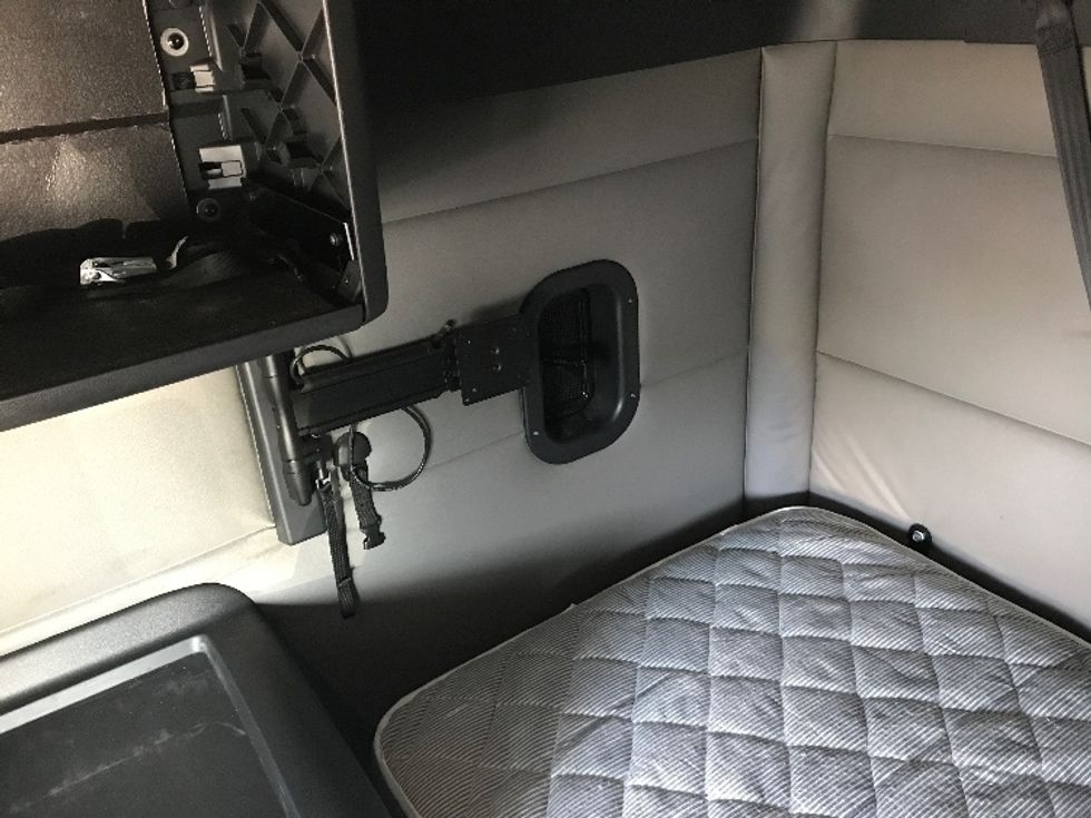 Sleeper Tractor-Heavy Duty Tractors-Freightliner-2020-T12664ST-Des Moines-IA-565,025\n\t\tmiles-$ 54,500 - Image 19