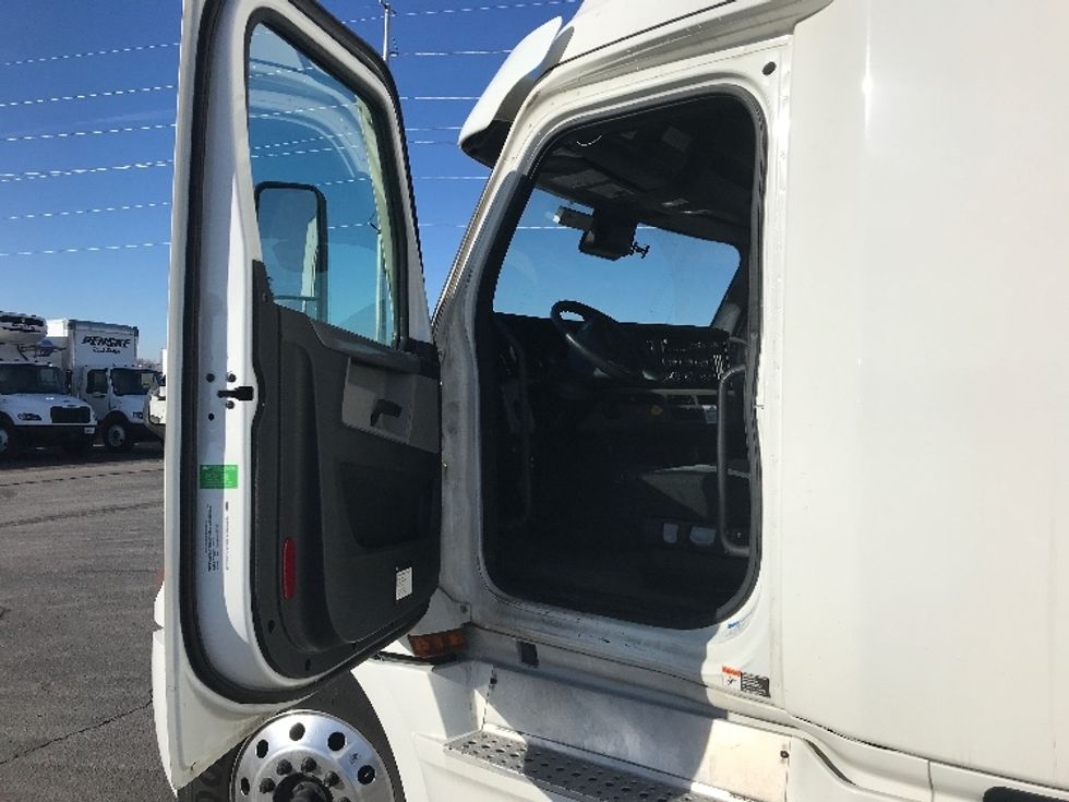 Sleeper Tractor-Heavy Duty Tractors-Freightliner-2020-T12664ST-Des Moines-IA-565,025\n\t\tmiles-$ 54,500 - Image 9