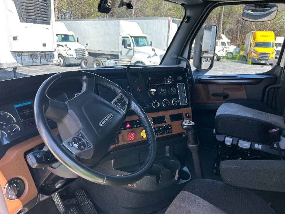Sleeper Tractor-Heavy Duty Tractors-Freightliner-2020-T12664ST-Duluth-GA-388,679\n\t\tmiles-$ 64,500 - Image 10