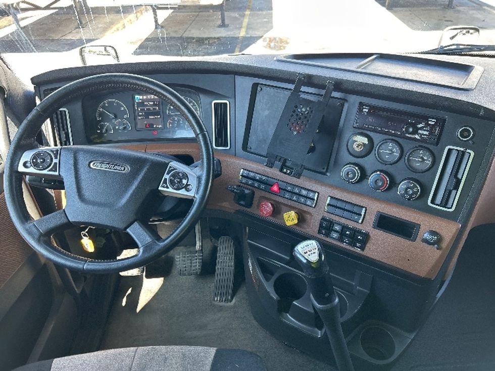 Sleeper Tractor-Heavy Duty Tractors-Freightliner-2020-T12664ST-Duluth-GA-388,679\n\t\tmiles-$ 64,500 - Image 11