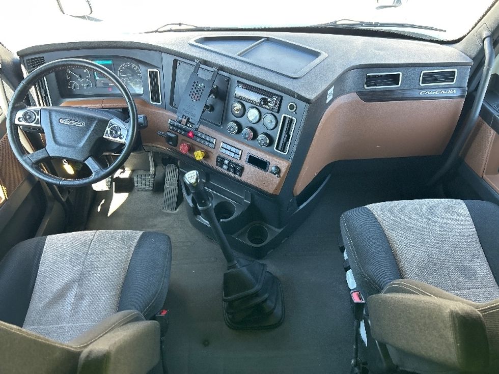 Sleeper Tractor-Heavy Duty Tractors-Freightliner-2020-T12664ST-Duluth-GA-388,679\n\t\tmiles-$ 64,500 - Image 12
