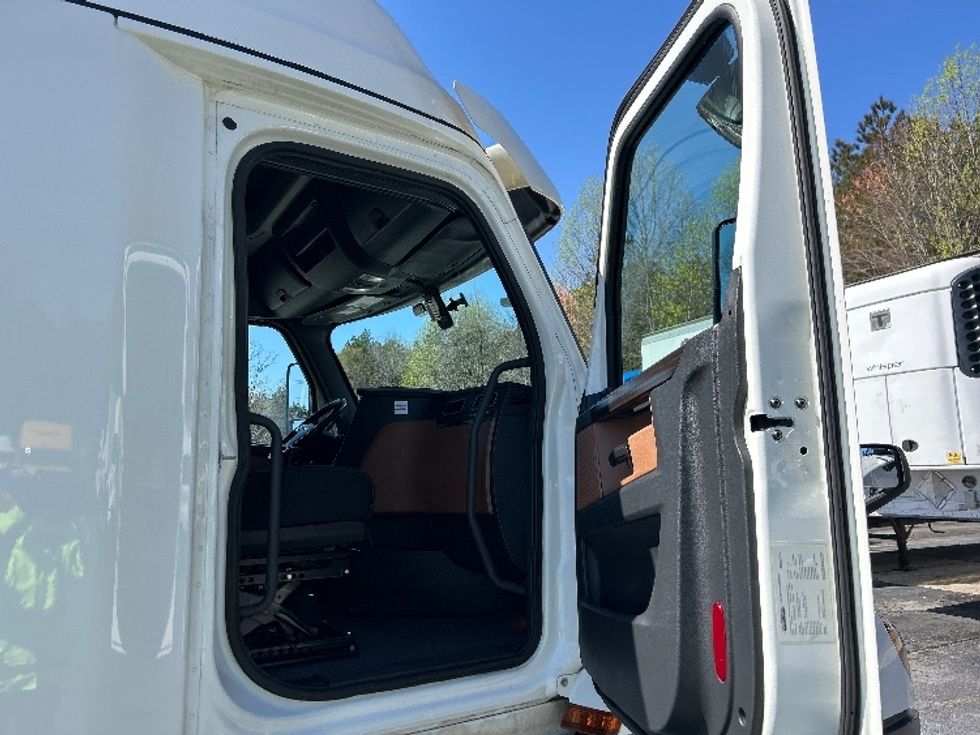 Sleeper Tractor-Heavy Duty Tractors-Freightliner-2020-T12664ST-Duluth-GA-388,679\n\t\tmiles-$ 64,500 - Image 13