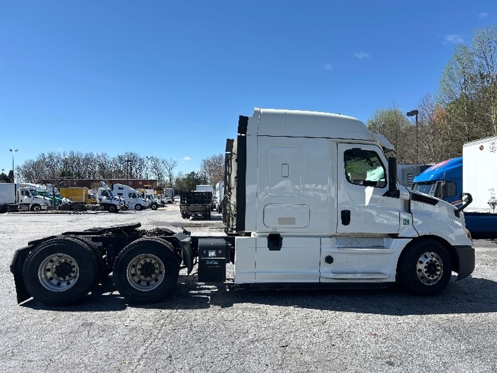 Sleeper Tractor-Heavy Duty Tractors-Freightliner-2020-T12664ST-Duluth-GA-388,679\n\t\tmiles-$ 64,500 - Image 8