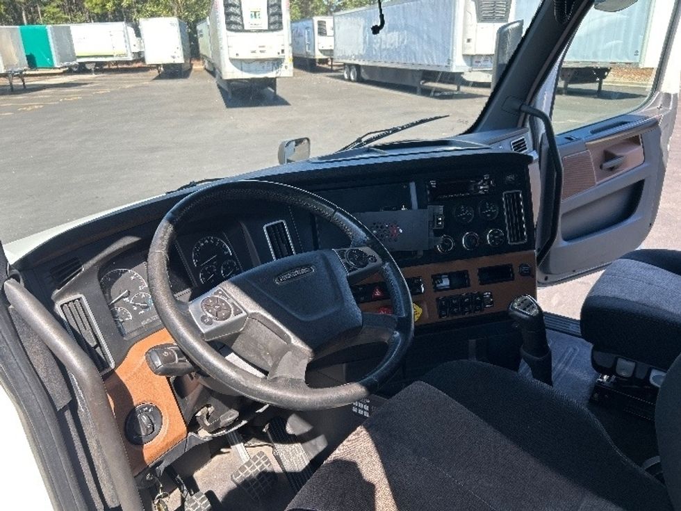 Sleeper Tractor-Heavy Duty Tractors-Freightliner-2020-T12664ST-Duluth-GA-489,406\n\t\tmiles-$ 67,250 - Image 10