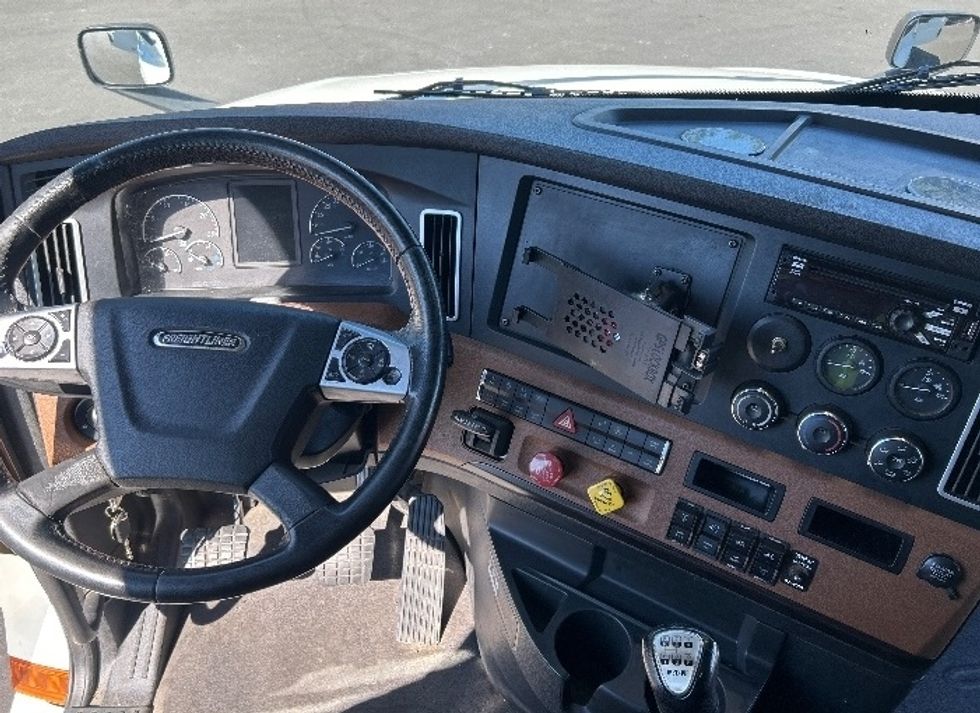 Sleeper Tractor-Heavy Duty Tractors-Freightliner-2020-T12664ST-Duluth-GA-489,406\n\t\tmiles-$ 67,250 - Image 11
