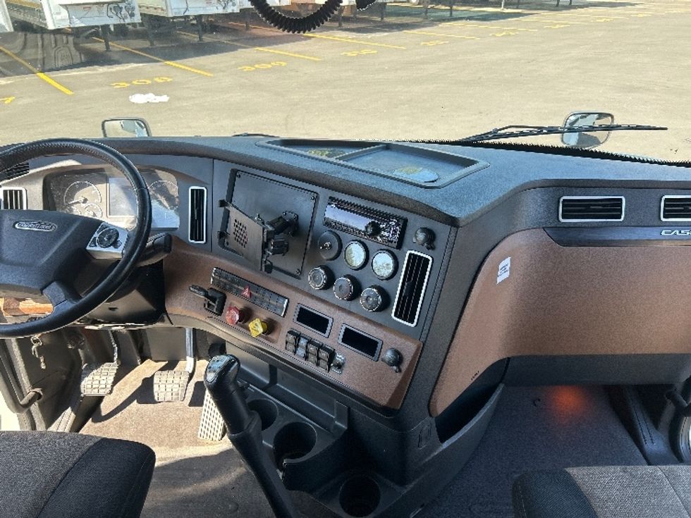 Sleeper Tractor-Heavy Duty Tractors-Freightliner-2020-T12664ST-Duluth-GA-489,406\n\t\tmiles-$ 67,250 - Image 12