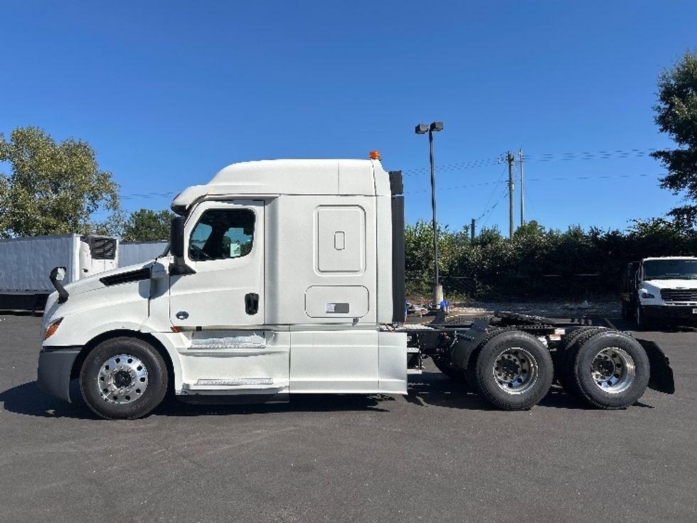 Sleeper Tractor-Heavy Duty Tractors-Freightliner-2020-T12664ST-Duluth-GA-489,406\n\t\tmiles-$ 67,250 - Image 4