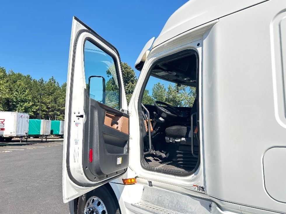 Sleeper Tractor-Heavy Duty Tractors-Freightliner-2020-T12664ST-Duluth-GA-489,406\n\t\tmiles-$ 67,250 - Image 9