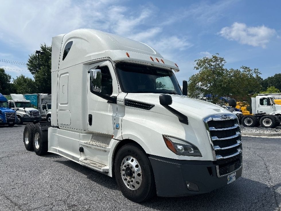 Sleeper Tractor-Heavy Duty Tractors-Freightliner-2020-T12664ST-Duluth-GA-568,156\n\t\tmiles-$ 60,000 - Image 1