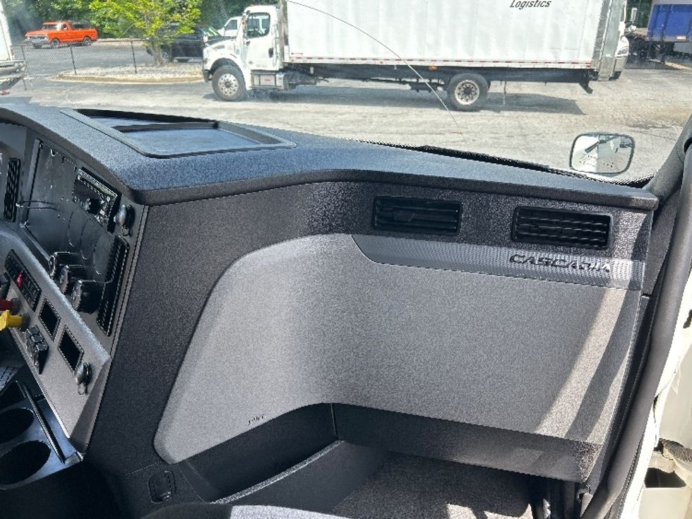 Sleeper Tractor-Heavy Duty Tractors-Freightliner-2020-T12664ST-Duluth-GA-568,156\n\t\tmiles-$ 60,000 - Image 14