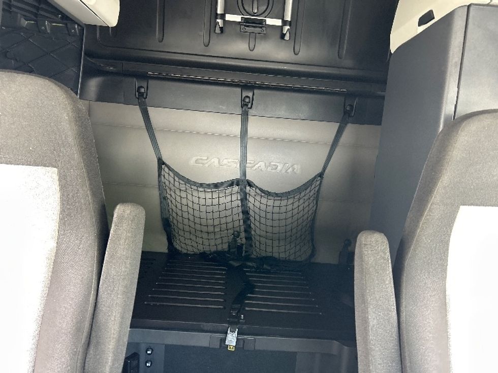 Sleeper Tractor-Heavy Duty Tractors-Freightliner-2020-T12664ST-Duluth-GA-568,156\n\t\tmiles-$ 60,000 - Image 16