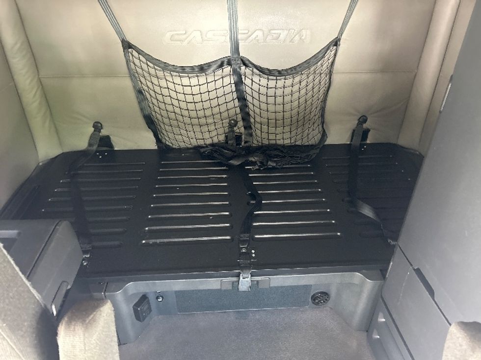 Sleeper Tractor-Heavy Duty Tractors-Freightliner-2020-T12664ST-Duluth-GA-568,156\n\t\tmiles-$ 60,000 - Image 17