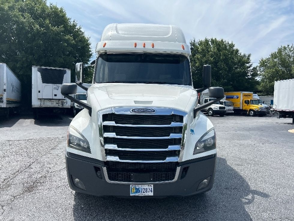 Sleeper Tractor-Heavy Duty Tractors-Freightliner-2020-T12664ST-Duluth-GA-568,156\n\t\tmiles-$ 60,000 - Image 2