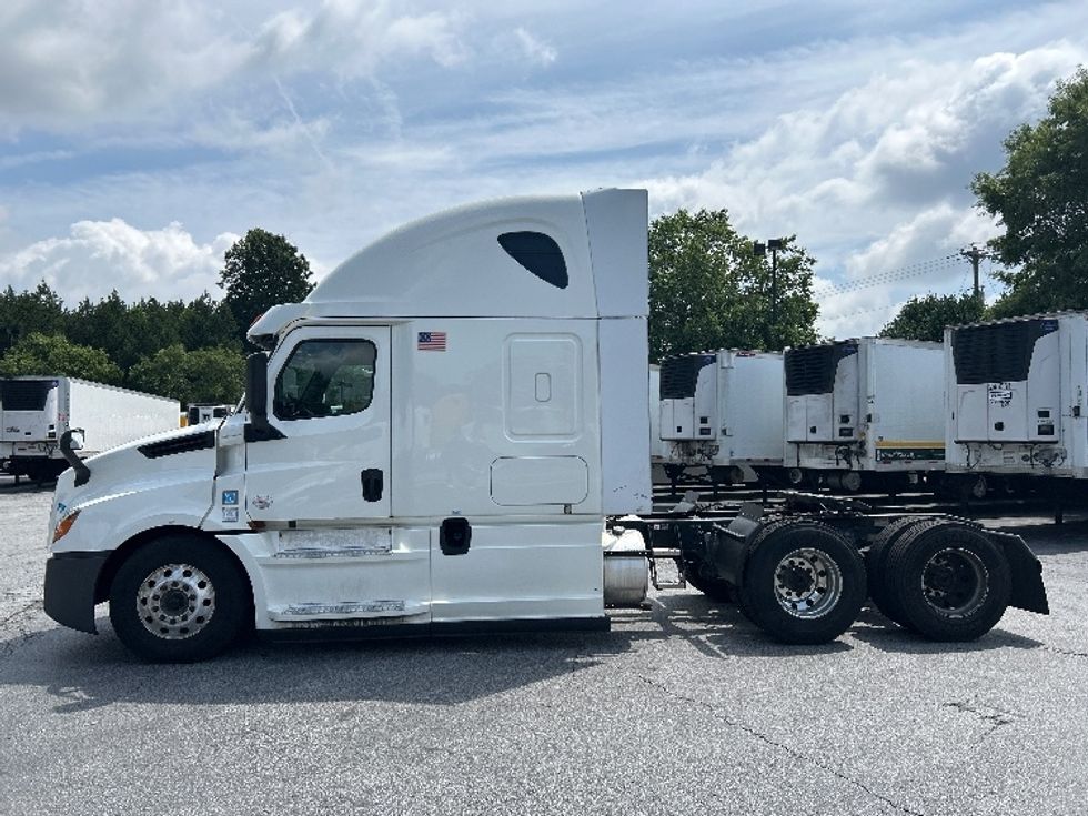 Sleeper Tractor-Heavy Duty Tractors-Freightliner-2020-T12664ST-Duluth-GA-568,156\n\t\tmiles-$ 60,000 - Image 4