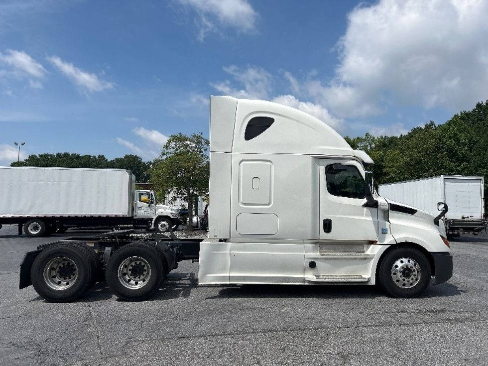 Sleeper Tractor-Heavy Duty Tractors-Freightliner-2020-T12664ST-Duluth-GA-568,156\n\t\tmiles-$ 60,000 - Image 8