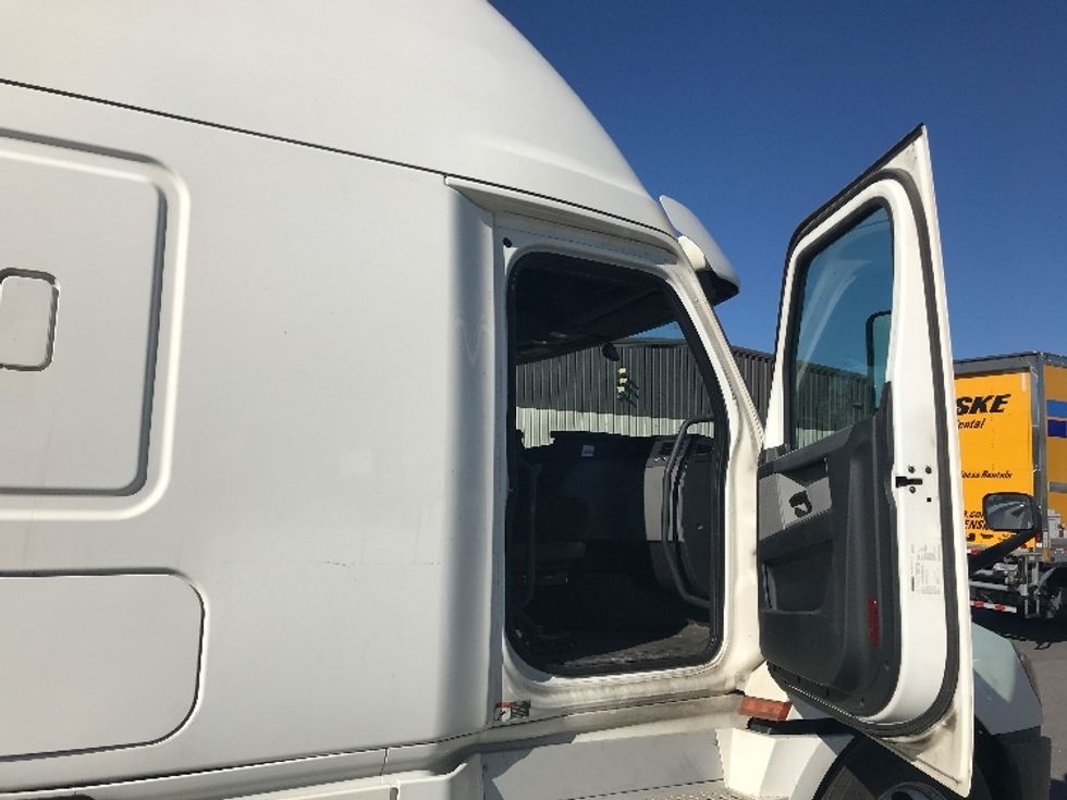 Sleeper Tractor-Heavy Duty Tractors-Freightliner-2020-T12664ST-Duncansville-PA-734,455\n\t\tmiles-$ 49,750 - Image 13