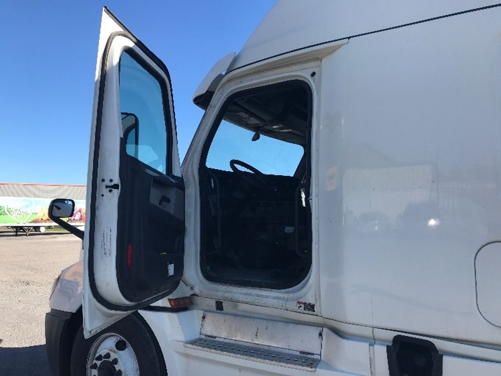 Sleeper Tractor-Heavy Duty Tractors-Freightliner-2020-T12664ST-Duncansville-PA-734,455\n\t\tmiles-$ 49,750 - Image 9