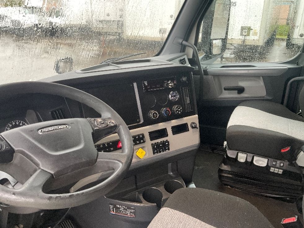 Sleeper Tractor-Heavy Duty Tractors-Freightliner-2020-T12664ST-Earth City-MO-480,145\n\t\tmiles-$ 73,250 - Image 10