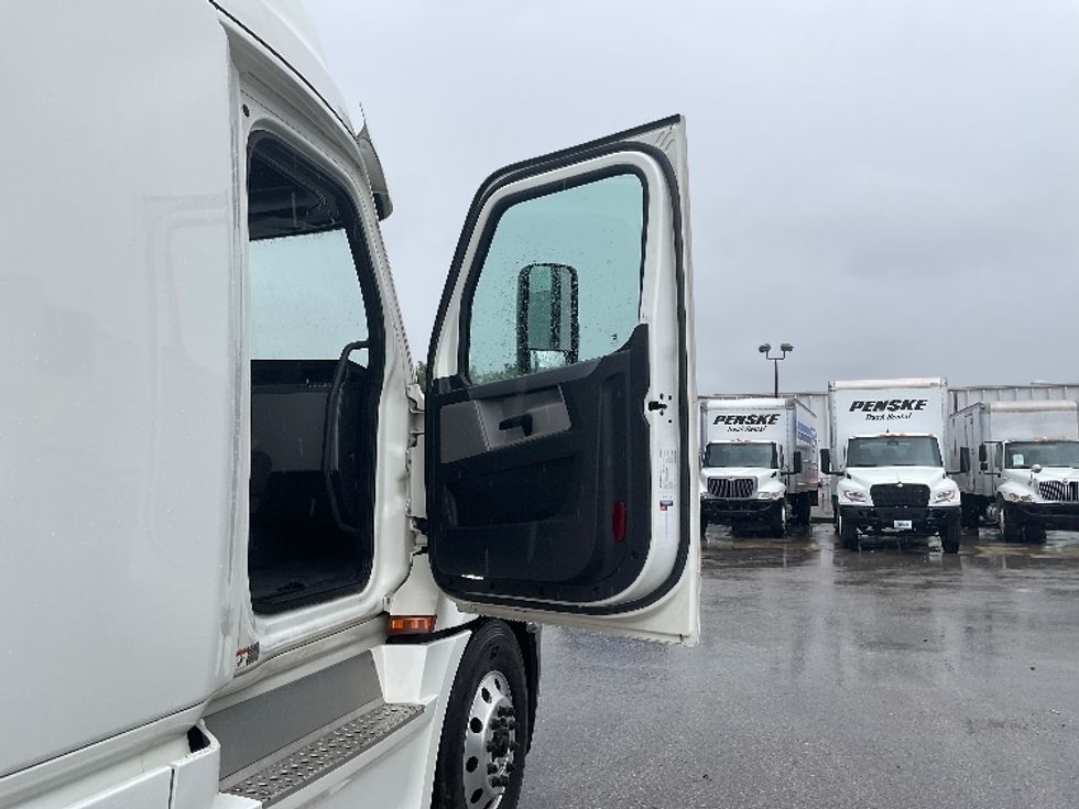 Sleeper Tractor-Heavy Duty Tractors-Freightliner-2020-T12664ST-Earth City-MO-480,145\n\t\tmiles-$ 73,250 - Image 13