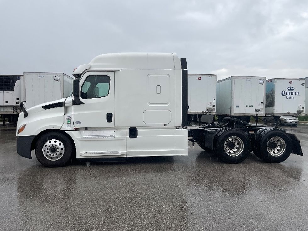 Sleeper Tractor-Heavy Duty Tractors-Freightliner-2020-T12664ST-Earth City-MO-480,145\n\t\tmiles-$ 73,250 - Image 4