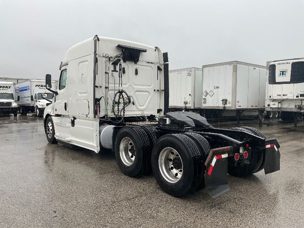 Sleeper Tractor-Heavy Duty Tractors-Freightliner-2020-T12664ST-Earth City-MO-480,145\n\t\tmiles-$ 73,250 - Image 5