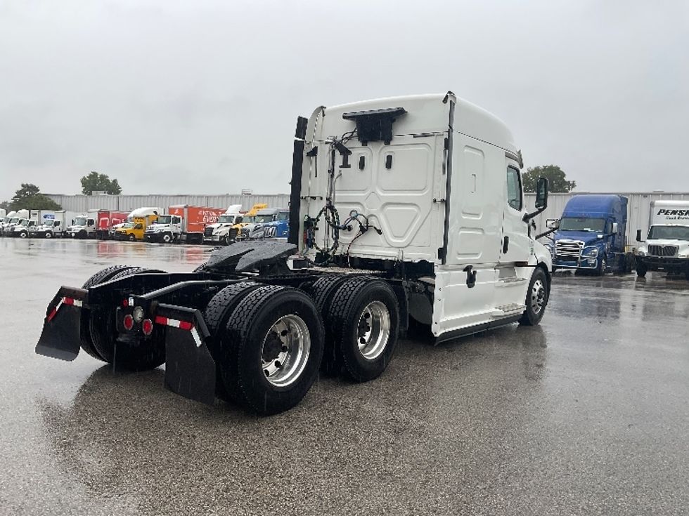 Sleeper Tractor-Heavy Duty Tractors-Freightliner-2020-T12664ST-Earth City-MO-480,145\n\t\tmiles-$ 73,250 - Image 7
