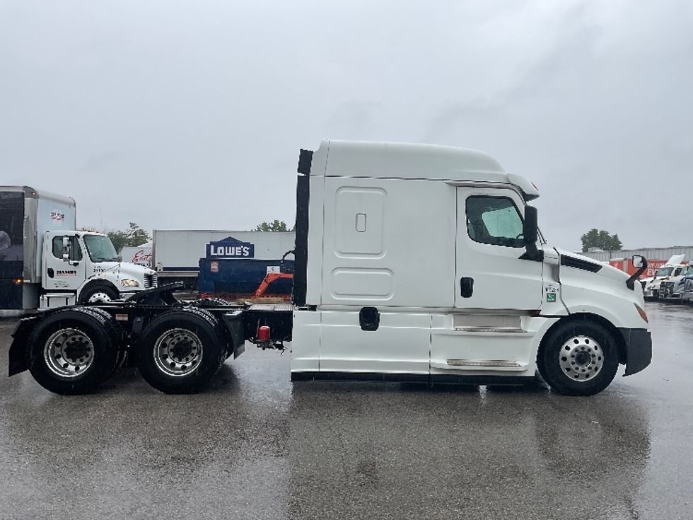 Sleeper Tractor-Heavy Duty Tractors-Freightliner-2020-T12664ST-Earth City-MO-480,145\n\t\tmiles-$ 73,250 - Image 8