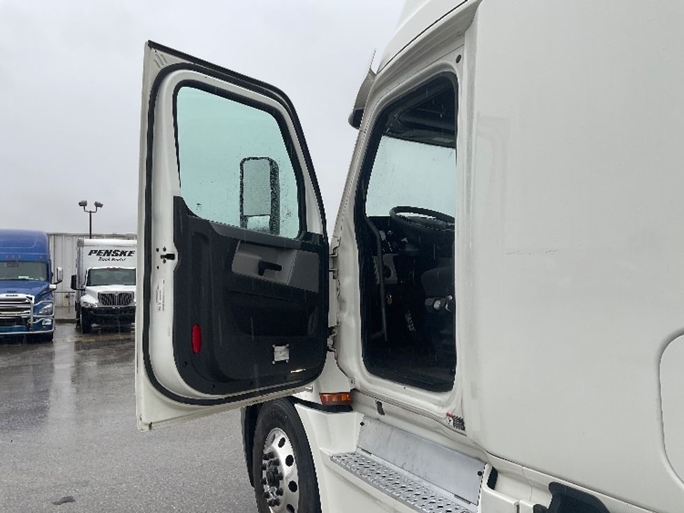 Sleeper Tractor-Heavy Duty Tractors-Freightliner-2020-T12664ST-Earth City-MO-480,145\n\t\tmiles-$ 73,250 - Image 9