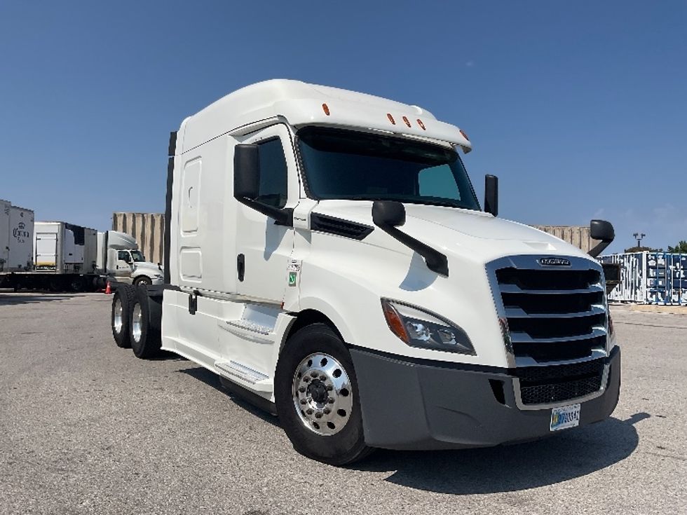 Sleeper Tractor-Heavy Duty Tractors-Freightliner-2020-T12664ST-Earth City-MO-587,859\n\t\tmiles-$ 65,000 - Image 1