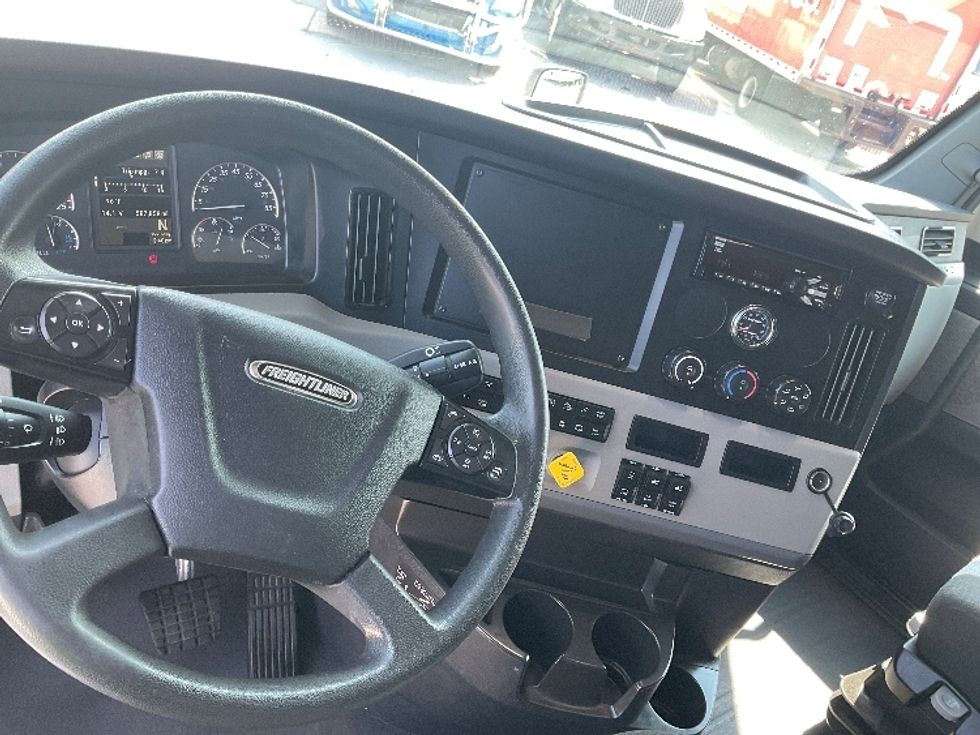 Sleeper Tractor-Heavy Duty Tractors-Freightliner-2020-T12664ST-Earth City-MO-587,859\n\t\tmiles-$ 65,000 - Image 11