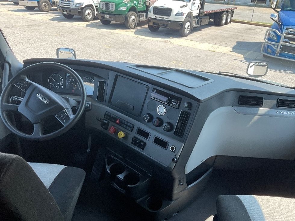 Sleeper Tractor-Heavy Duty Tractors-Freightliner-2020-T12664ST-Earth City-MO-587,859\n\t\tmiles-$ 65,000 - Image 12