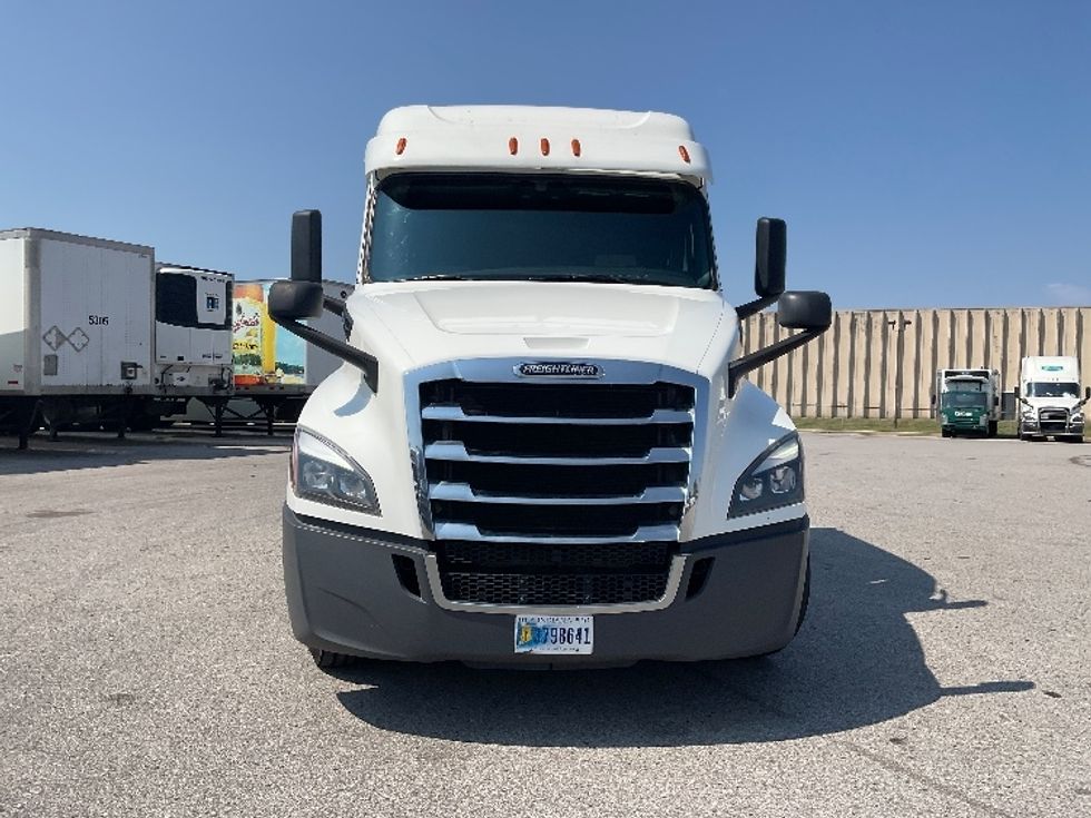 Sleeper Tractor-Heavy Duty Tractors-Freightliner-2020-T12664ST-Earth City-MO-587,859\n\t\tmiles-$ 65,000 - Image 2