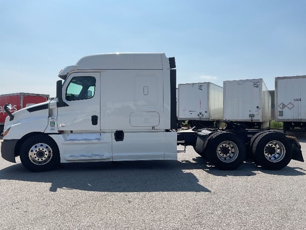 Sleeper Tractor-Heavy Duty Tractors-Freightliner-2020-T12664ST-Earth City-MO-587,859\n\t\tmiles-$ 65,000 - Image 4