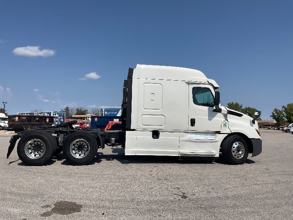 Sleeper Tractor-Heavy Duty Tractors-Freightliner-2020-T12664ST-Earth City-MO-587,859\n\t\tmiles-$ 65,000 - Image 8