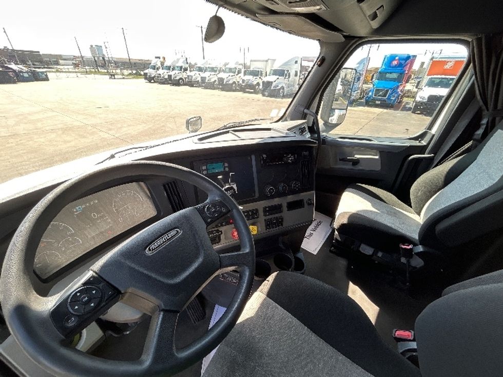Sleeper Tractor-Heavy Duty Tractors-Freightliner-2020-T12664ST-East Chicago-IN-246,132\n\t\tmiles-$ 71,250 - Image 10