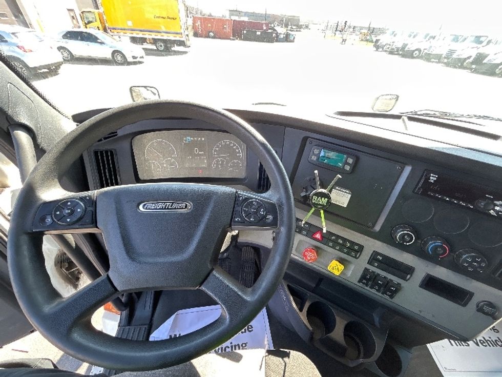 Sleeper Tractor-Heavy Duty Tractors-Freightliner-2020-T12664ST-East Chicago-IN-246,132\n\t\tmiles-$ 71,250 - Image 11