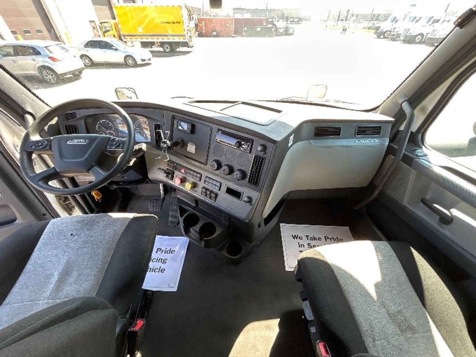 Sleeper Tractor-Heavy Duty Tractors-Freightliner-2020-T12664ST-East Chicago-IN-246,132\n\t\tmiles-$ 71,250 - Image 12