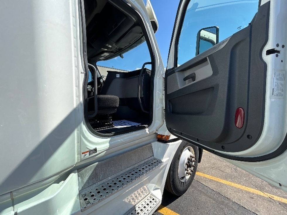 Sleeper Tractor-Heavy Duty Tractors-Freightliner-2020-T12664ST-East Chicago-IN-246,132\n\t\tmiles-$ 71,250 - Image 13