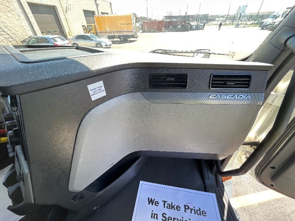 Sleeper Tractor-Heavy Duty Tractors-Freightliner-2020-T12664ST-East Chicago-IN-246,132\n\t\tmiles-$ 71,250 - Image 14