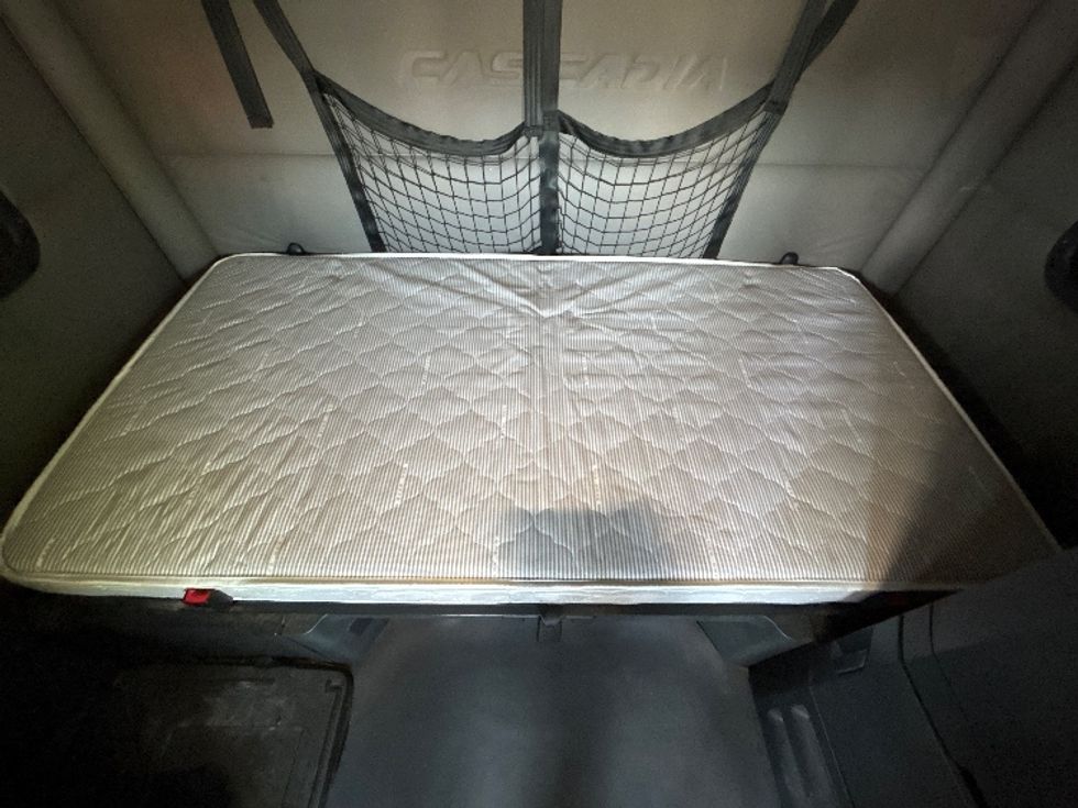 Sleeper Tractor-Heavy Duty Tractors-Freightliner-2020-T12664ST-East Chicago-IN-246,132\n\t\tmiles-$ 71,250 - Image 17