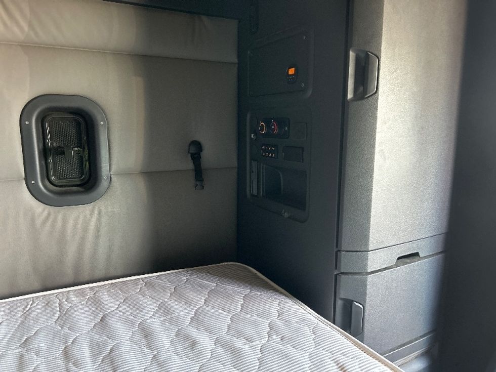 Sleeper Tractor-Heavy Duty Tractors-Freightliner-2020-T12664ST-East Chicago-IN-246,132\n\t\tmiles-$ 71,250 - Image 18