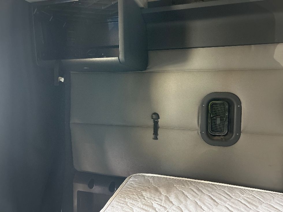 Sleeper Tractor-Heavy Duty Tractors-Freightliner-2020-T12664ST-East Chicago-IN-246,132\n\t\tmiles-$ 71,250 - Image 19