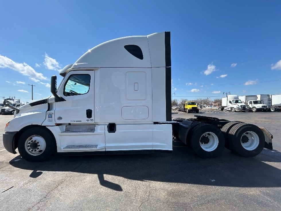 Sleeper Tractor-Heavy Duty Tractors-Freightliner-2020-T12664ST-East Chicago-IN-246,132\n\t\tmiles-$ 71,250 - Image 4
