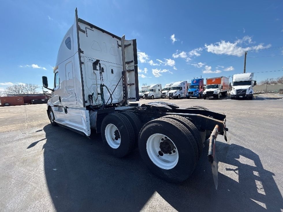 Sleeper Tractor-Heavy Duty Tractors-Freightliner-2020-T12664ST-East Chicago-IN-246,132\n\t\tmiles-$ 71,250 - Image 5