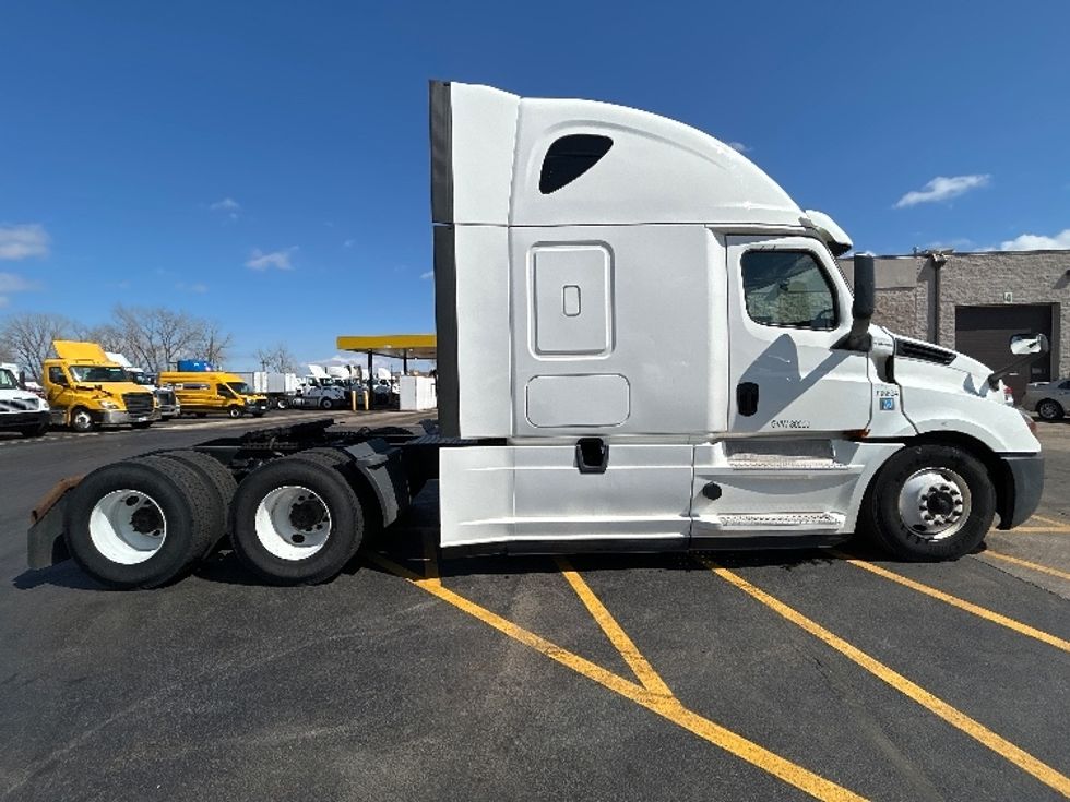 Sleeper Tractor-Heavy Duty Tractors-Freightliner-2020-T12664ST-East Chicago-IN-246,132\n\t\tmiles-$ 71,250 - Image 8