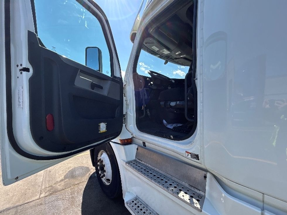 Sleeper Tractor-Heavy Duty Tractors-Freightliner-2020-T12664ST-East Chicago-IN-246,132\n\t\tmiles-$ 71,250 - Image 9