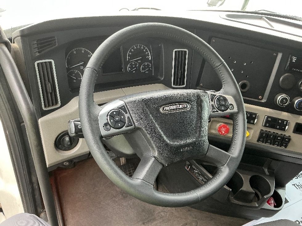 Sleeper Tractor-Heavy Duty Tractors-Freightliner-2020-T12664ST-East Chicago-IN-260,126\n\t\tmiles-$ 75,000 - Image 10