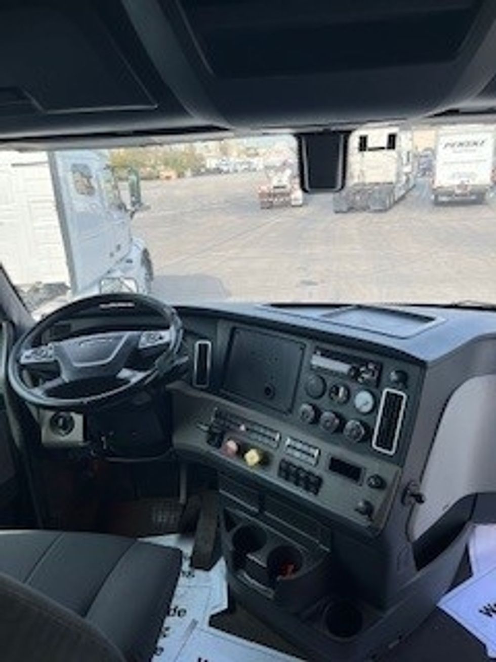 Sleeper Tractor-Heavy Duty Tractors-Freightliner-2020-T12664ST-East Chicago-IN-260,126\n\t\tmiles-$ 75,000 - Image 11