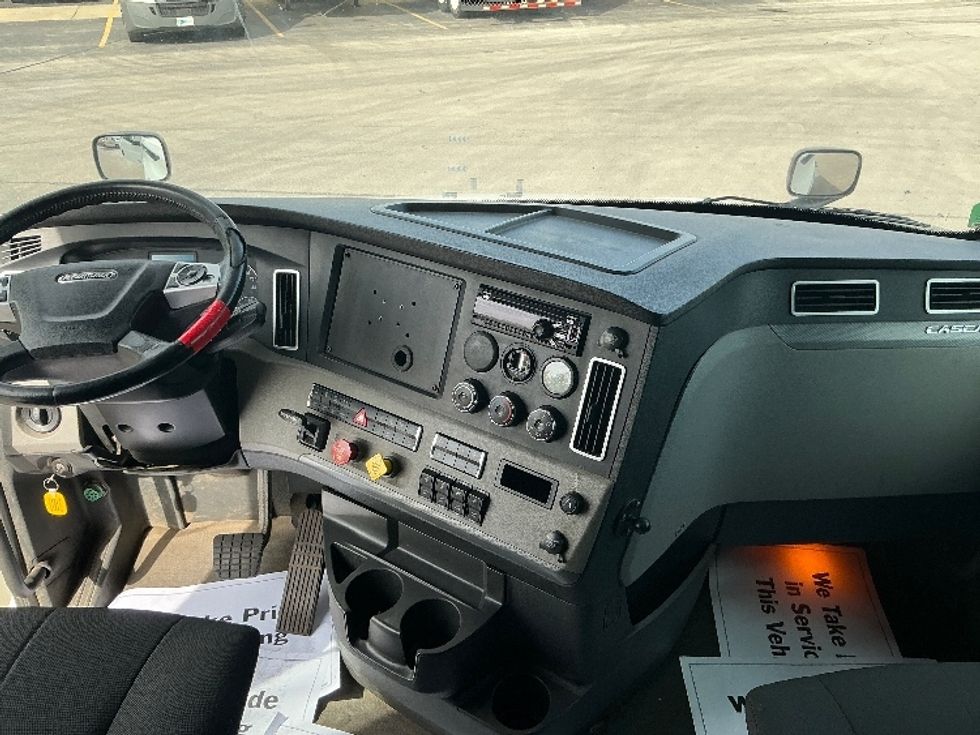 Sleeper Tractor-Heavy Duty Tractors-Freightliner-2020-T12664ST-East Chicago-IN-260,126\n\t\tmiles-$ 75,000 - Image 12