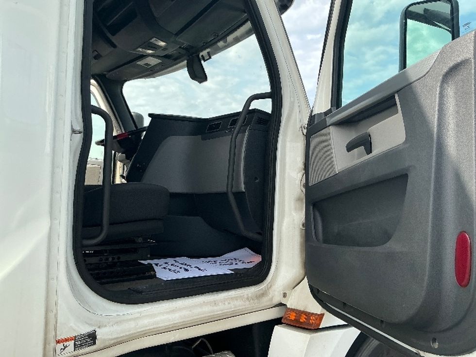 Sleeper Tractor-Heavy Duty Tractors-Freightliner-2020-T12664ST-East Chicago-IN-260,126\n\t\tmiles-$ 75,000 - Image 13